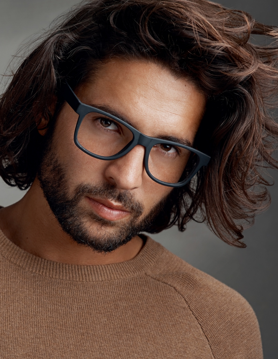 Mann mit modischer Brille. 